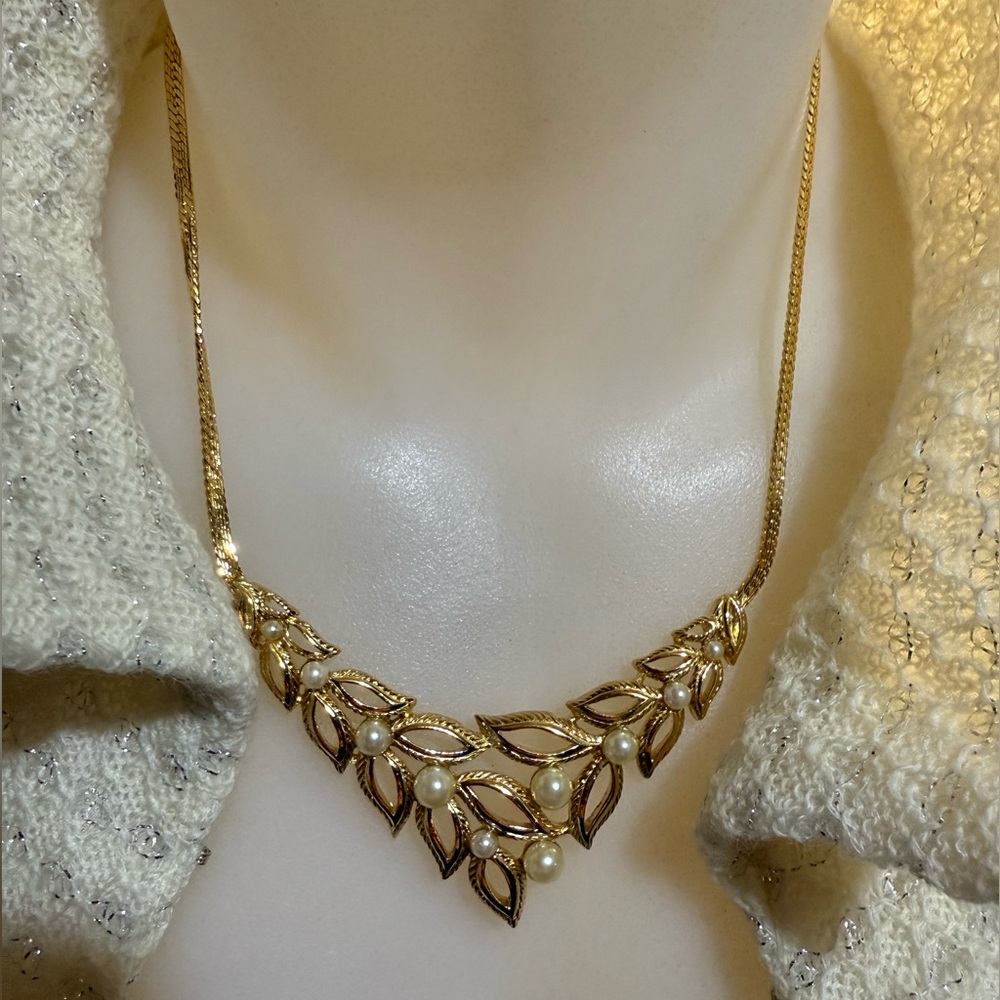 Vintage Trifari Elegant Gold Leaf Necklace with Pearls